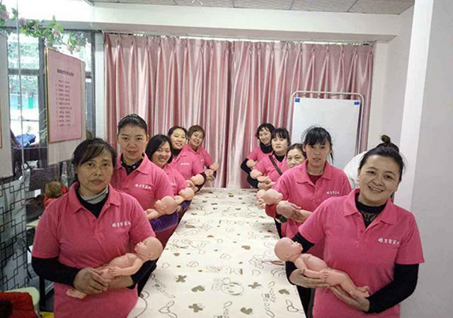 一二线城市请月嫂太贵，让婆婆或妈妈照顾产妇可行吗？